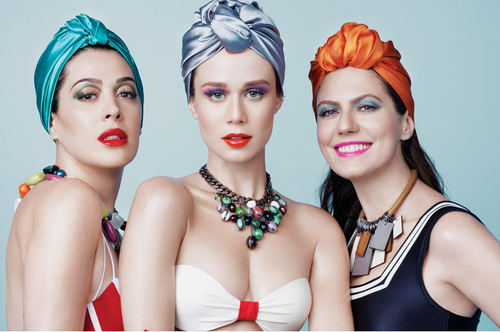 imagem ilustra três mulheres brancas de turbante